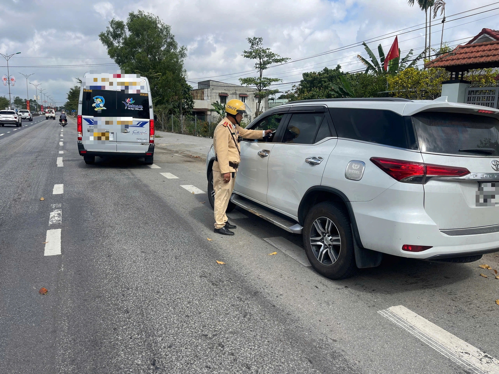 Công an TP.Huế xuyên đêm tuần tra, giữ bình yên cho người dân trong dịp tết- Ảnh 1.