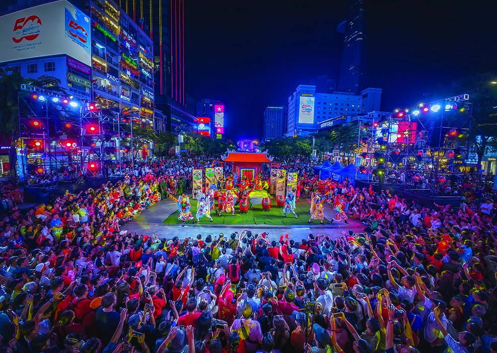 Hát bội giữa lòng phố – Tinh hoa truyền thống trong lễ kỷ niệm 50 năm thống nhất đất nước. Ảnh: NGUYỄN MINH TÂN