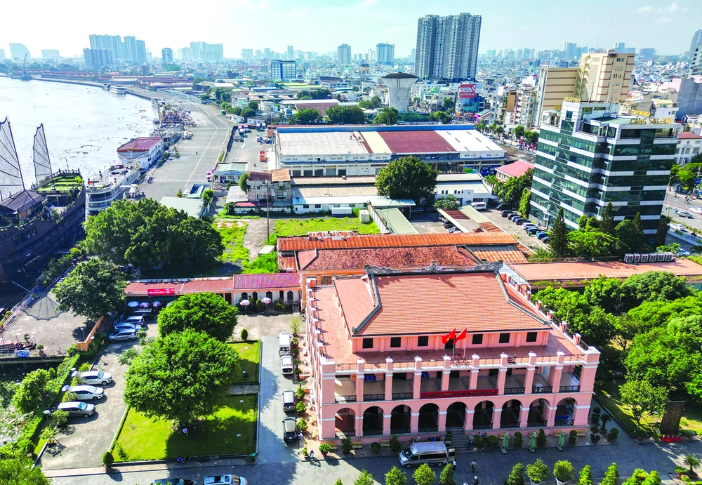 Không gian Bến Nhà Rồng trong cụm di tích kiến trúc - bảo tàng nằm bên sông Sài Gòn. Ảnh: NHƯ QUỲNH