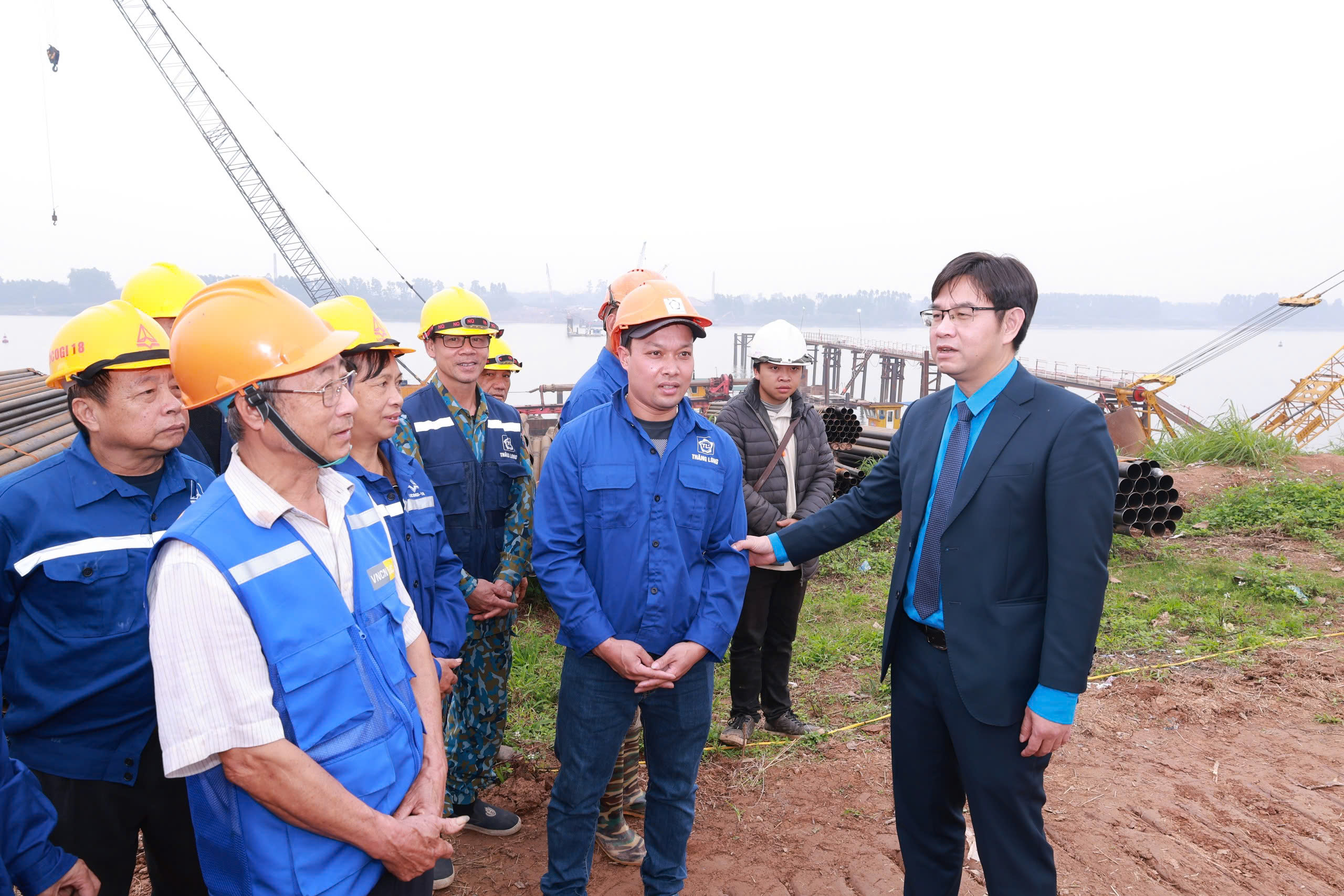 Công nhân bám công trường trọng điểm, làm việc xuyên Tết Bính Ngọ 2026 - Ảnh 1.