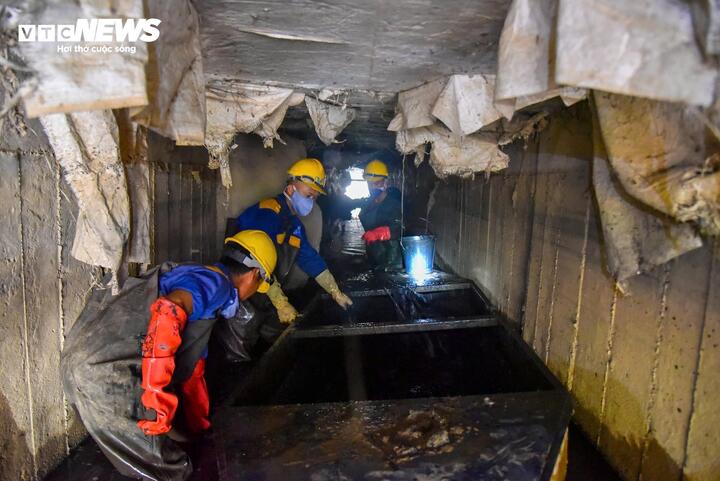 Công nhân ngâm mình trong nước bẩn, nạo vét cống, sông Hà Nội ngày 29 Tết- Ảnh 1.