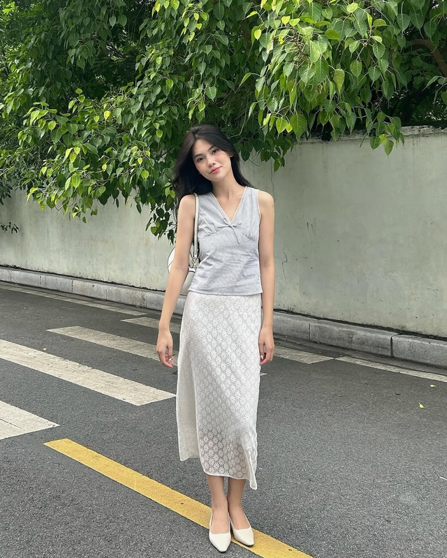 Công thức vàng cho nàng hiện đại với áo không tay và chân váy midi- Ảnh 1.