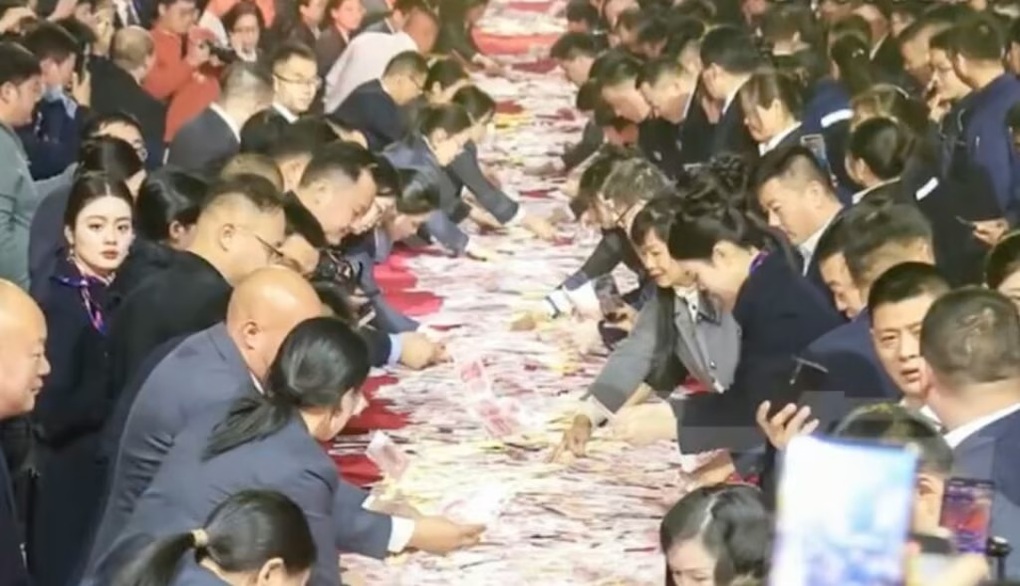 Công ty Trung Quốc chi 26 triệu USD thưởng Tết cho nhân viên - 1