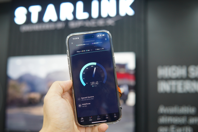 Một chiếc điện thoại đang kết nối và đo tốc độ của Internet vệ tinh SpaceX Starlink, trong lần thử nghiệm tại Hòa Lạc (Hà Nội), tháng 10/2023. Ảnh: Lưu Quý