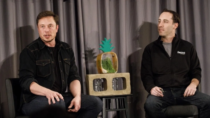 Elon Musk (trái) và Steve Davis. Ảnh: Boring Company