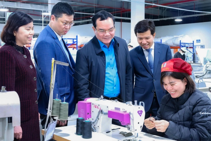 Công xưởng sáng đèn sau kỳ nghỉ Tết - Ảnh 1. công nhân - Ảnh 1.