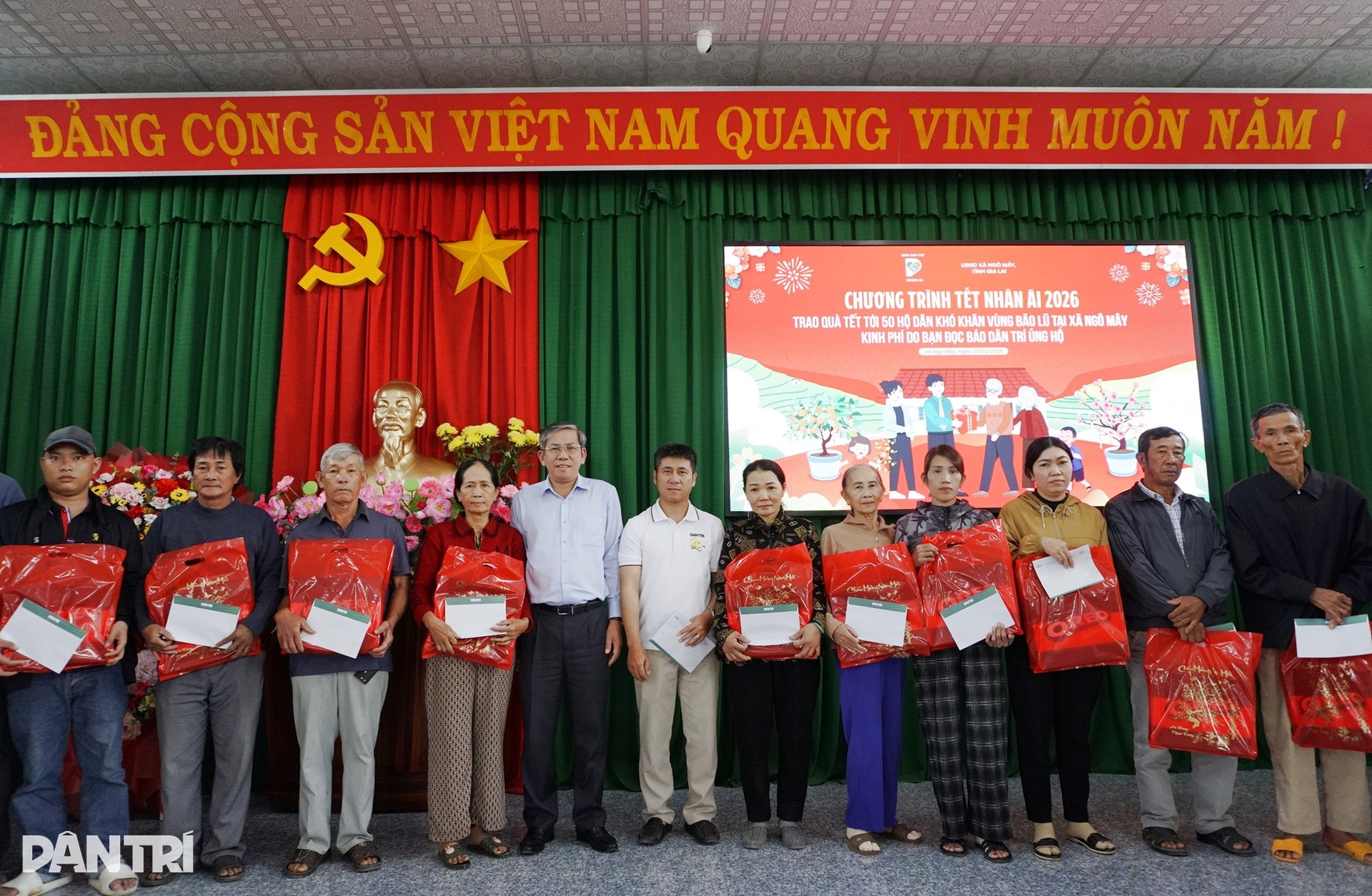 Cụ bà xúc động nhận 1 triệu đồng, Tết này có thêm tiền mua mắm muối cho con - 1