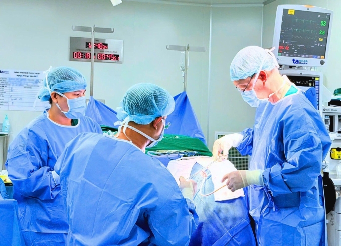 Các bác sĩ phẫu thuật cấp cứu dẫn lưu tụ máu dưới màng cứng giúp giải phóng chèn ép não cho bệnh nhân. Ảnh: Bệnh viện Đa khoa Tâm Anh