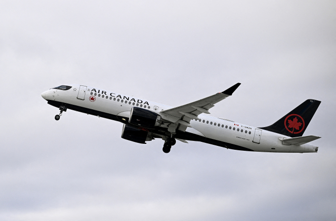 Chiếc Airbus A220-300 của Air Canada cất cánh từ sân bay Montreal tháng 11/2025. Ảnh: AFP