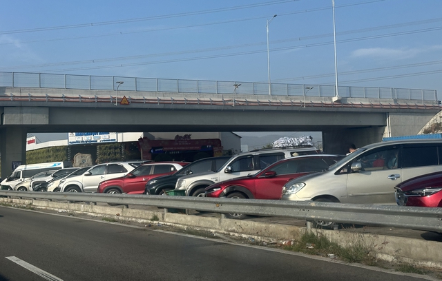 Trạm dừng nghỉ cao tốc 'thất thủ': Cục Đường bộ nói gì?- Ảnh 1.