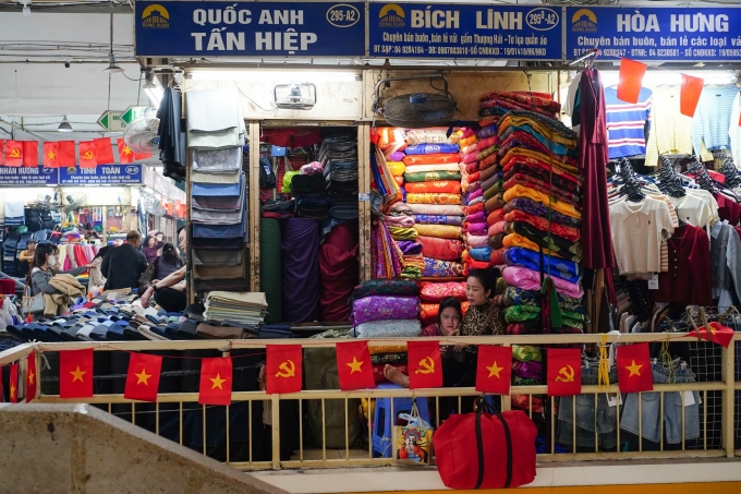 Quầy hàng tại chợ Đồng Xuân (Hà Nội). Ảnh: Hoàng Giang