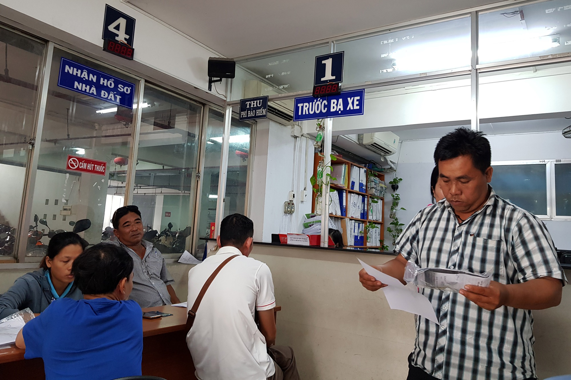 Cục Thuế yêu cầu luân chuyển toàn bộ công chức thuế nhà đất, vàng bạc trước ngày 28-2 1 Cục Thuế yêu cầu luân chuyển toàn bộ công chức thuế nhà đất, vàng bạc trước ngày 28-2 - Ảnh 1.