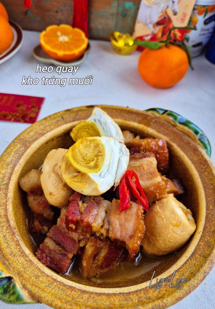 Cũng là kho thịt với trứng nhưng cách làm này lạ lắm, món mặn béo bùi, thơm phức mà đưa cơm bất ngờ - 1