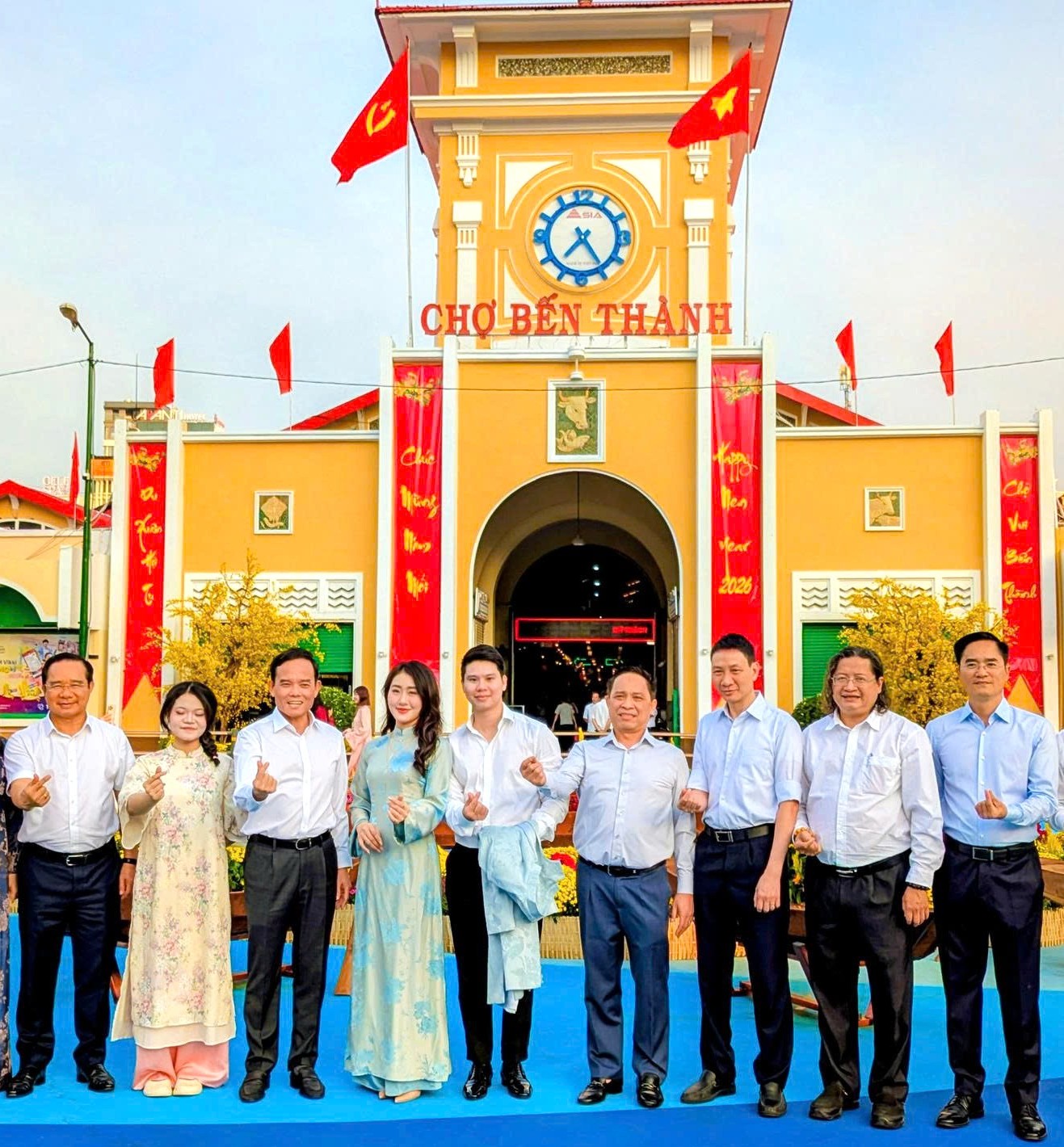 Cùng nhìn lại hành trình 'khoác áo mới' của chợ Bến Thành và nhiều khu vực trung tâm TP.HCM - Ảnh 1.