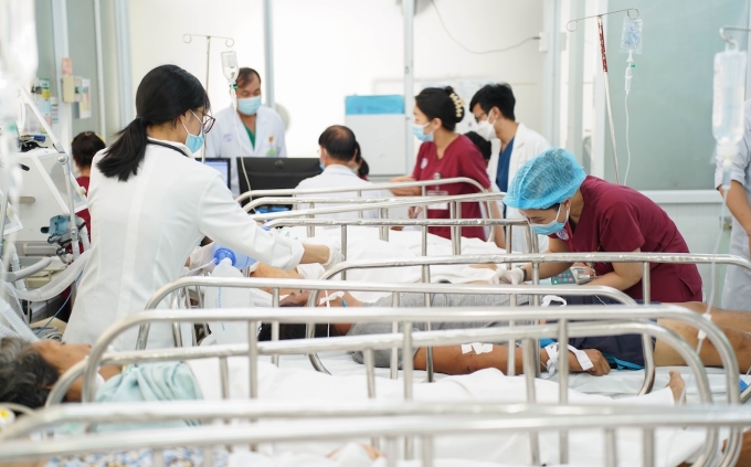 Y bác sĩ cứu chữa người bệnh tại Khoa Cấp cứu, Bệnh viện Chợ Rẫy. Ảnh: Hạnh Quyên