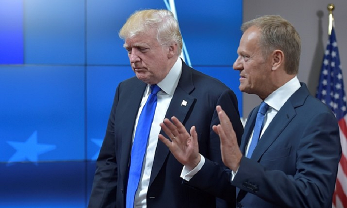 Tổng thống Mỹ Donald Trump (trái) và Donald Tusk, khi đó làm Chủ tịch Hội đồng châu Âu, tại Brussels, Bỉ hồi tháng 5/2017. Ảnh: Reuters