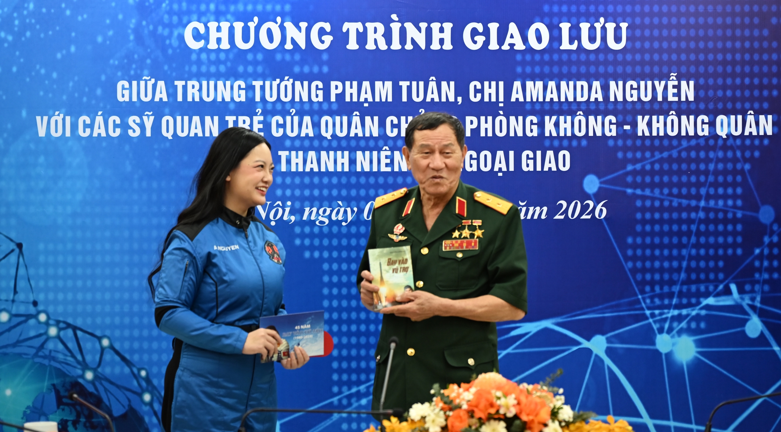Cuộc gặp mặt lịch sử giữa Trung tướng Phạm Tuân và chị Amanda Nguyễn - Ảnh 1.