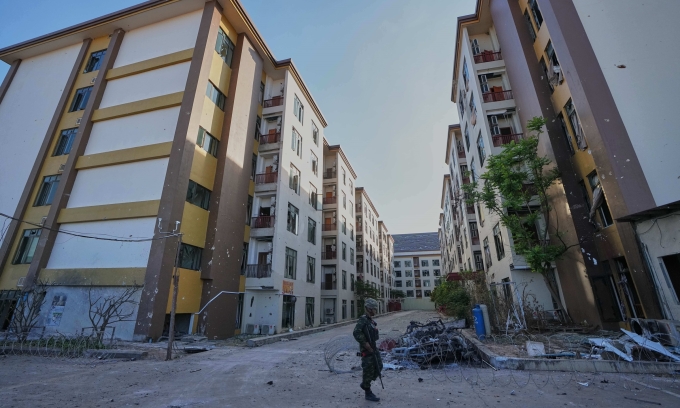 Bên trong khu phức hợp lừa đảo bị bỏ lại tại thị trấn OSmach ở biên giới phía bắc Campuchia, giáp Thái Lan, hôm 2/2. Ảnh: AP