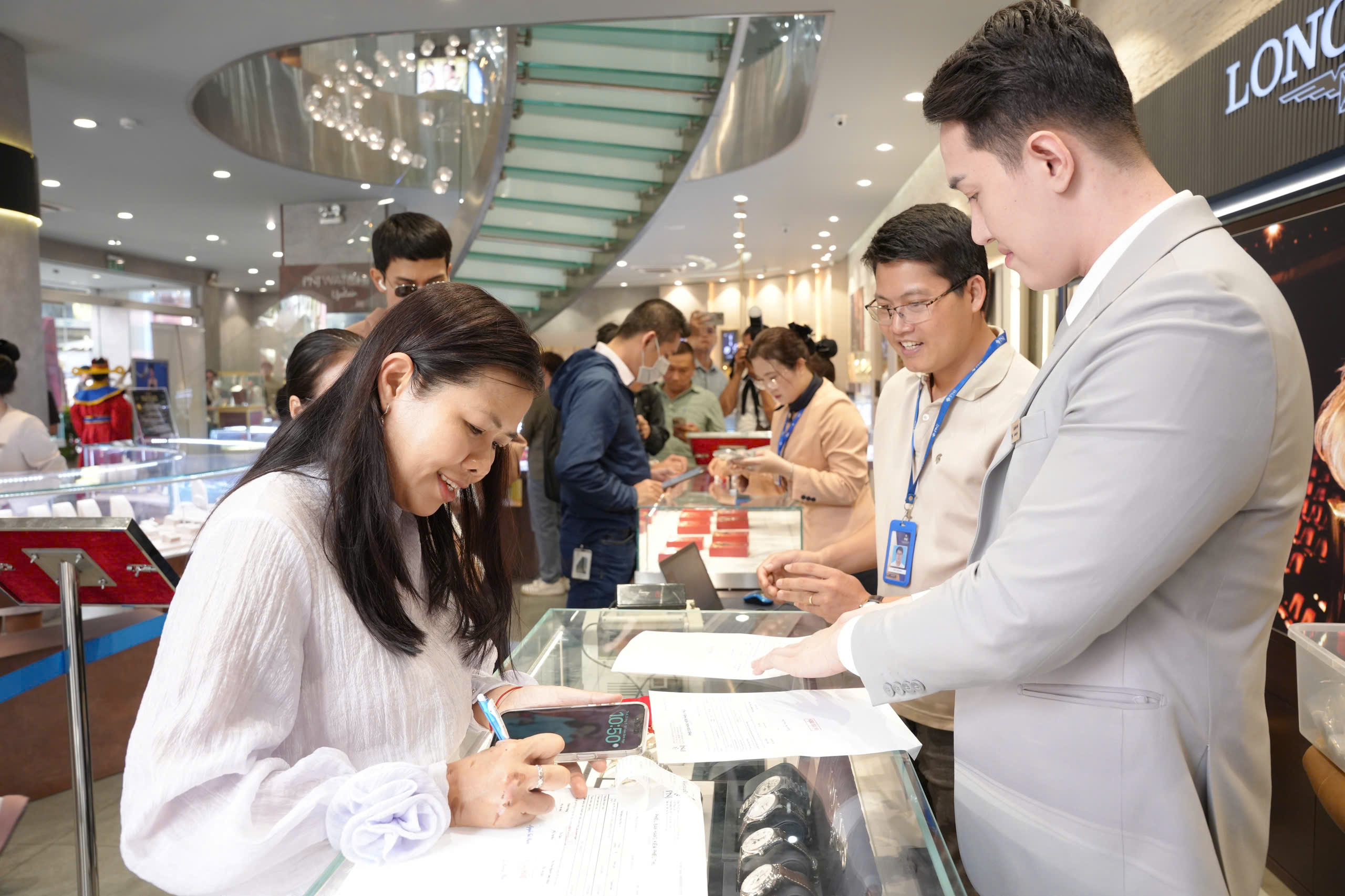 Giá vàng miếng ngày vía Thần Tài 2026 tăng cao , Công ty vàng mở cửa sớm - Ảnh 2.