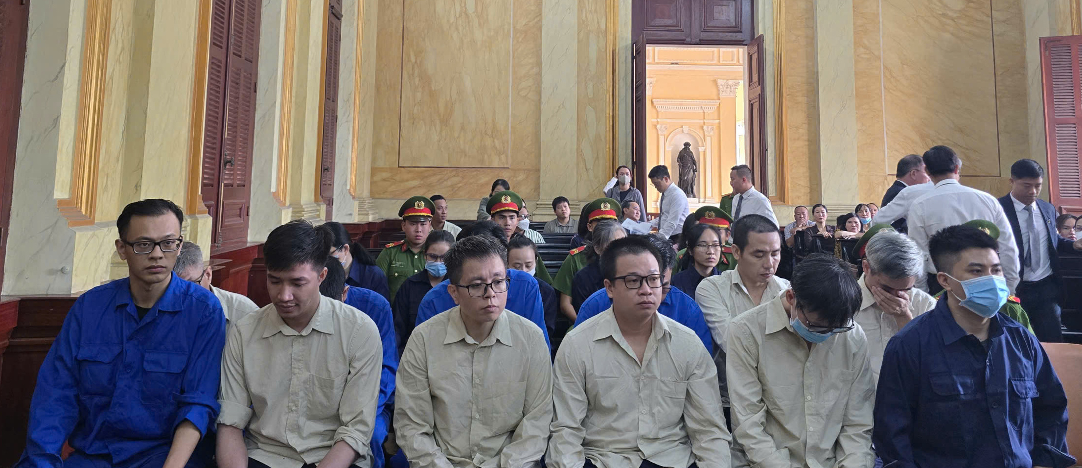 Cựu Chi cục trưởng Chi cục Thú y vùng VI và 24 đồng phạm hầu tòa sáng nay - Ảnh 1.