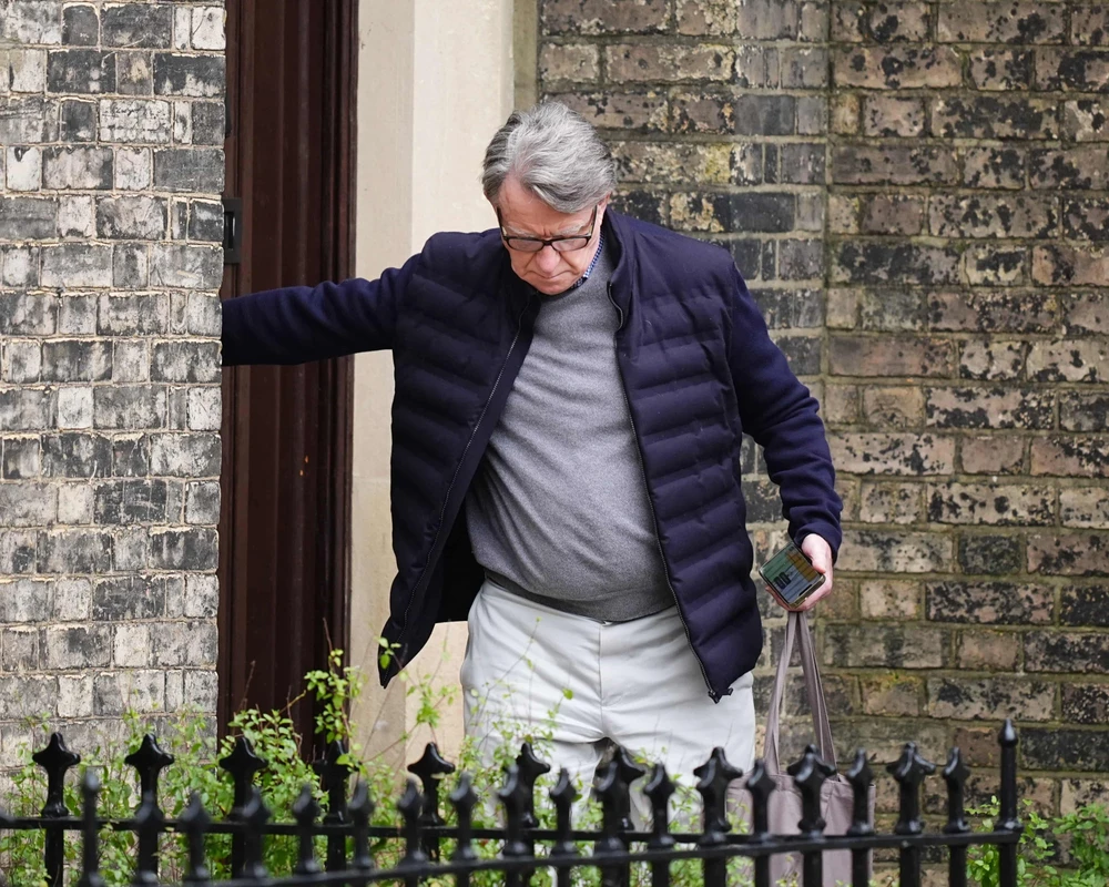 Cựu Đại sứ Anh tại Mỹ Peter Mandelson bên ngoài nhà riêng ở thủ đô London khi bị cảnh sát đưa đi hôm 23-2. Ảnh: PA cuu-dai-su-anh-tai-my-bi-bat-vi-lien-quan-ti-phu-au-d.jpg