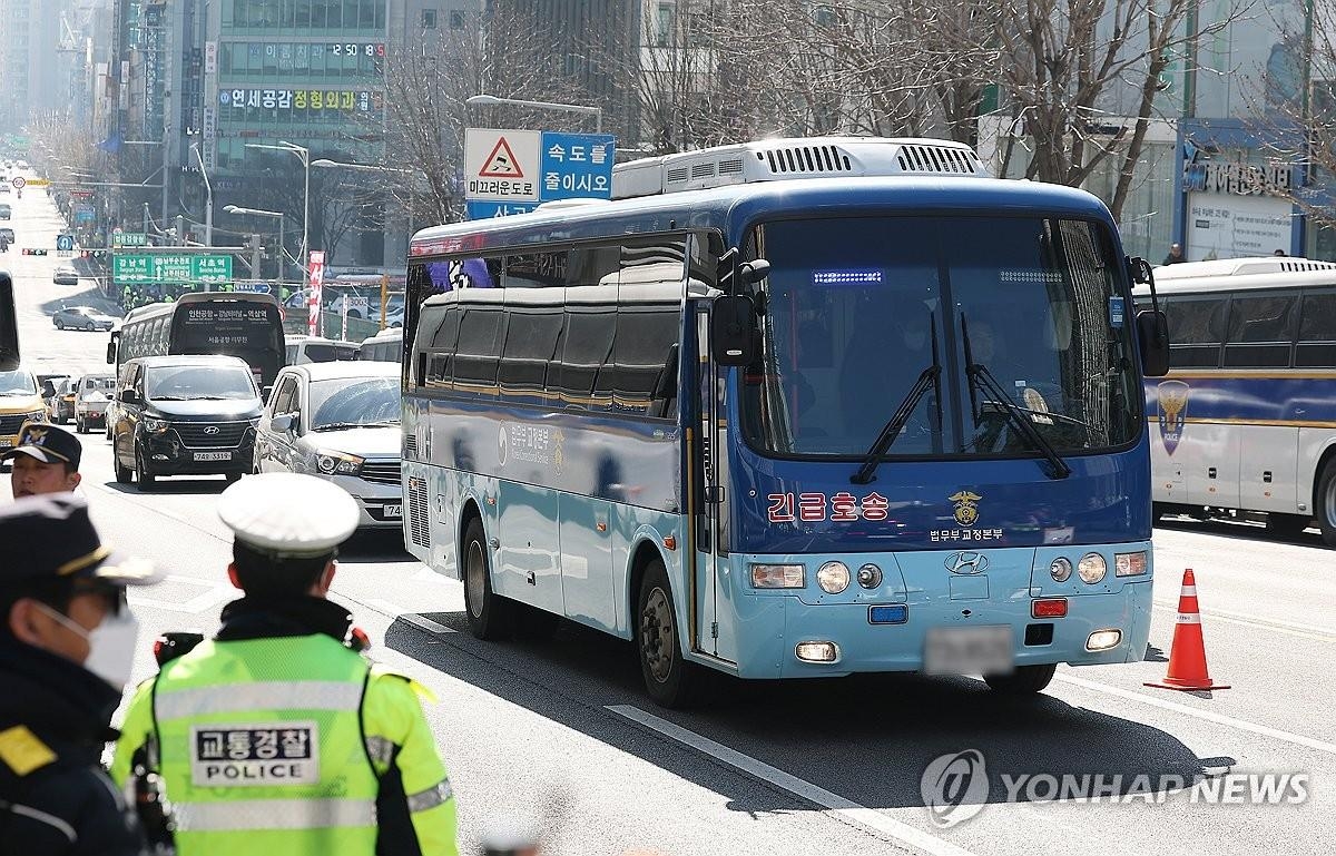 Cựu Tổng thống Hàn Quốc Yoon Suk-yeol bị tuyên án tù chung thân - Ảnh 1. Cựu Tổng thống Hàn Quốc Yoon Suk-yeol bị tuyên án tù chung thân - Ảnh 1.