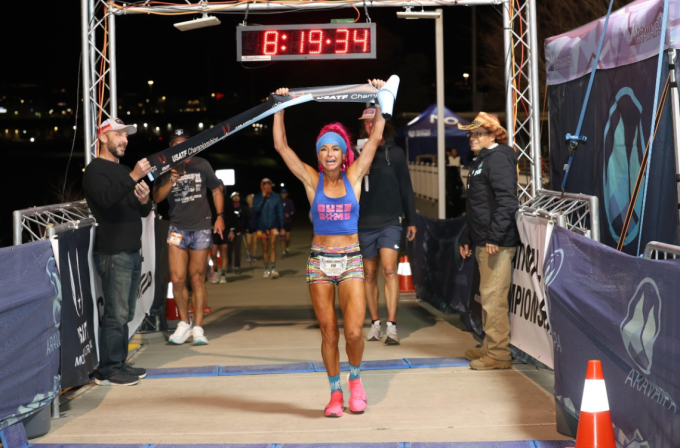 Ashley Paulson ăn mừng sau khi về đích tại Jackpot 100 Mile 2026 ngày 20/2. Ảnh: Aravaipa Running