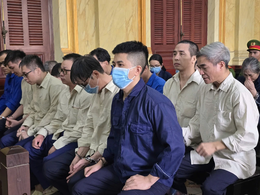 Các bị cáo trong vụ án. Ảnh: SONG MAI cuu-lanh-dao-chi-cuc-thu-y-vung-vi-thua-nhan-da-nhan-tien-nhung-chi-nghi-la-tien-cam-on-1.jpg