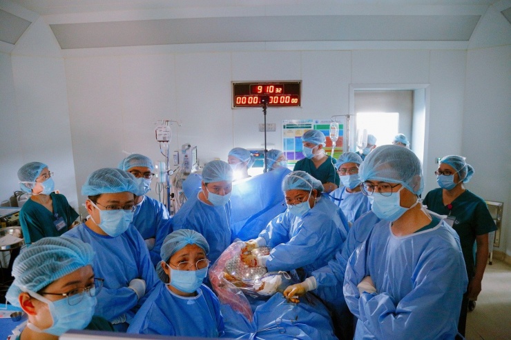 Cứu sống bào thai dị tật tim rất nặng ngay trong bụng mẹ 1 Ê kíp các bác sĩ Bệnh viện Từ Dũ và Bệnh viện Nhi Đồng 1 thực hiện cuộc can thiệp cứu thai nhi