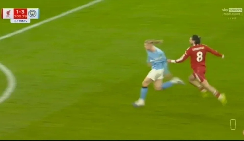 Cựu trọng tài Anh tiết lộ lý do Man City bị từ chối bàn thắng phút bù giờ - 1