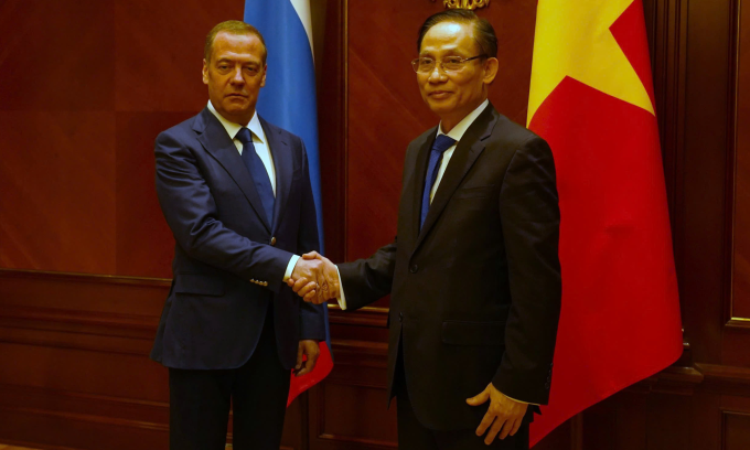 Bộ trưởng Ngoại giao Lê Hoài Trung gặp Chủ tịch Đảng nước Nga thống nhất Dmitry Medvedev hôm 24/2. Ảnh: BNG
