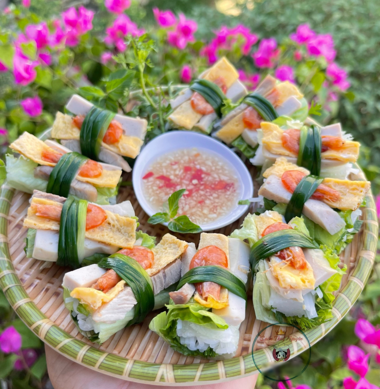 Đặc sản giải ngán trong mâm cỗ Tết ở Hải Phòng, ăn 1 được 10 4 Người quen tay mới có thể tạo ra một chiếc cuốn đẹp mắt. Ảnh: Cuốn Thủy Nguyên