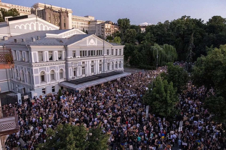 Cựu bộ trưởng Ukraine bị tạm giữ do nghi liên quan đại án tham nhũng - Ảnh 1.