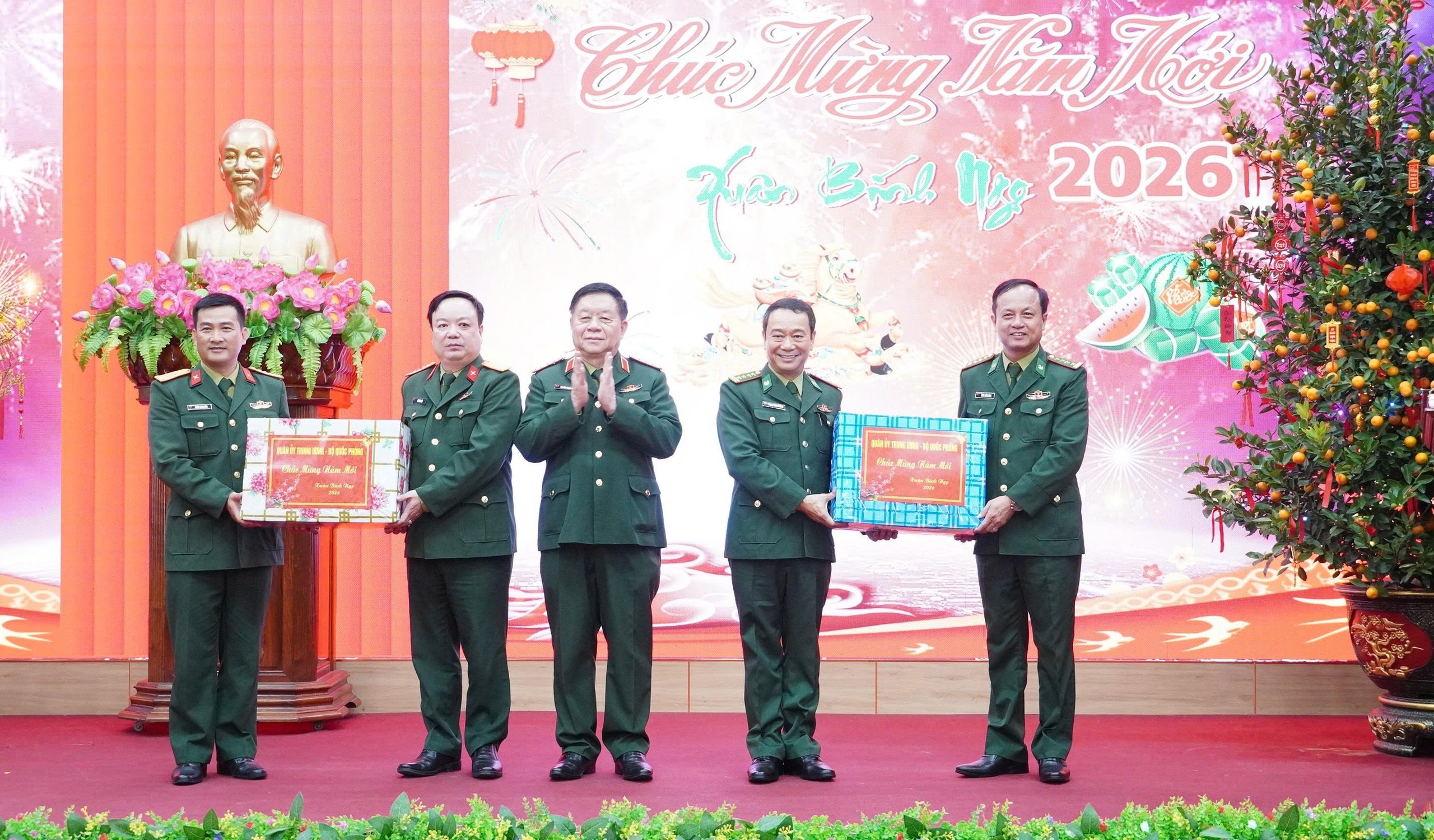 Đại tướng Nguyễn Trọng Nghĩa thăm, chúc Tết tại Quảng Trị - Ảnh 1.