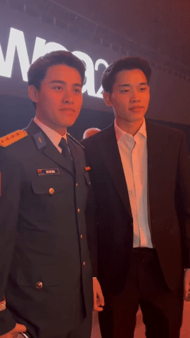 Gấp đôi visual: Đại uý Đào Văn Bình xin chụp ảnh cùng Đình Bắc, hotboy U23 Việt Nam cực hút fan tại WeChoice Awards 2025- Ảnh 1.