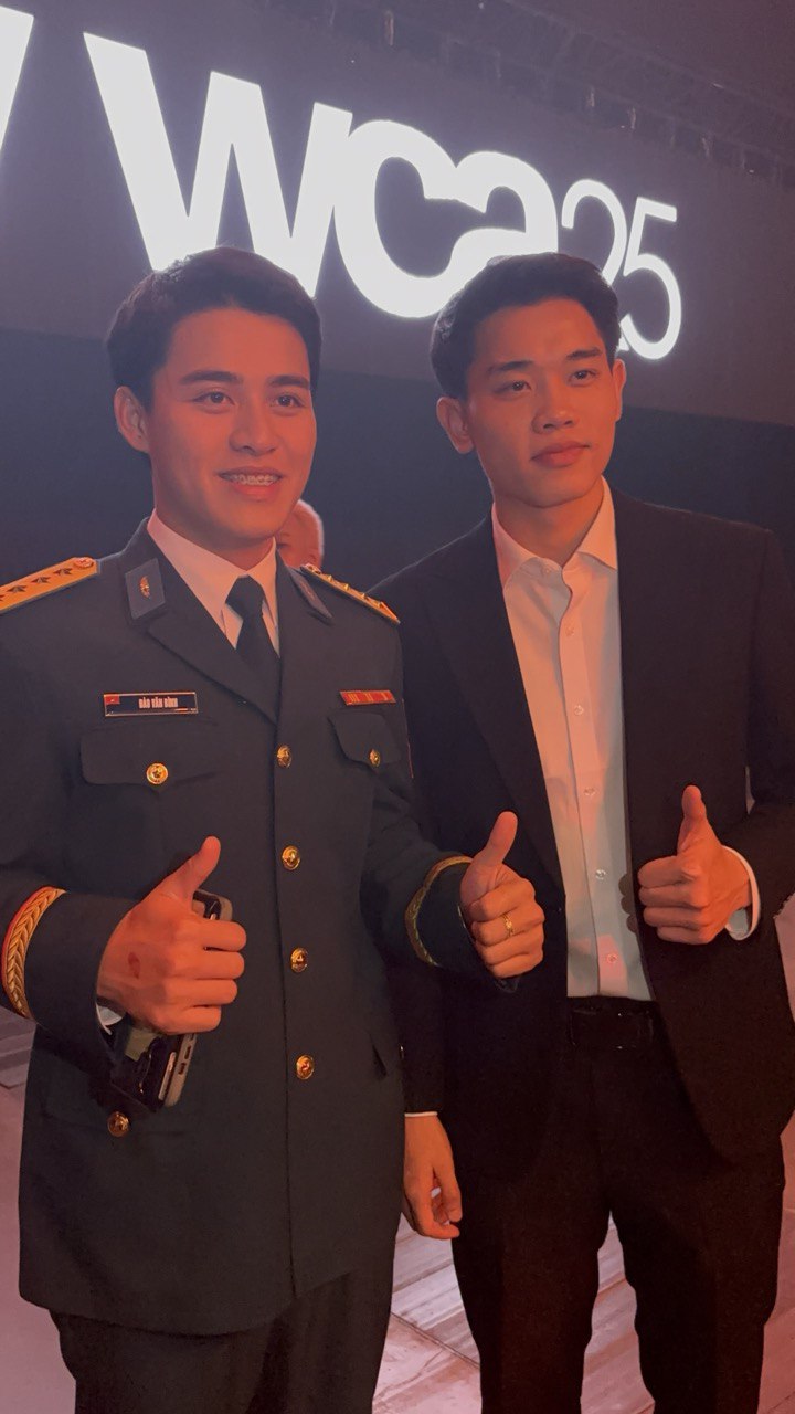 Gấp đôi visual: Đại uý Đào Văn Bình xin chụp ảnh cùng Đình Bắc, hotboy U23 Việt Nam cực hút fan tại WeChoice Awards 2025- Ảnh 2.