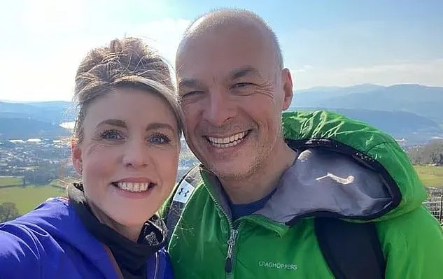 Steve Williams (phải) nhận trách nhiệm điều tra bê bối ngoại tình trong sở cảnh sát nhưng sau đó kết hôn với Rebecca Hutt. Ảnh: Telegraph