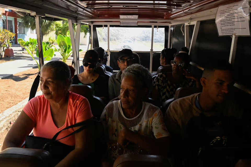 Dân Cuba chuyển sang đi xe điện dù điện cũng chập chờn 1 xe điện - Ảnh 1.