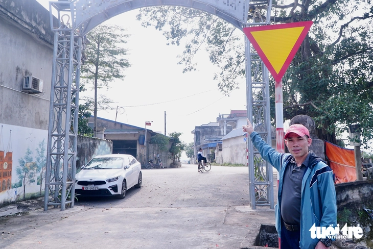 Dân khởi kiện xã ra tòa vụ cổng chào dựng trái phép giữa nút giao tại Hà Nội là 'văn minh' - Ảnh 1.