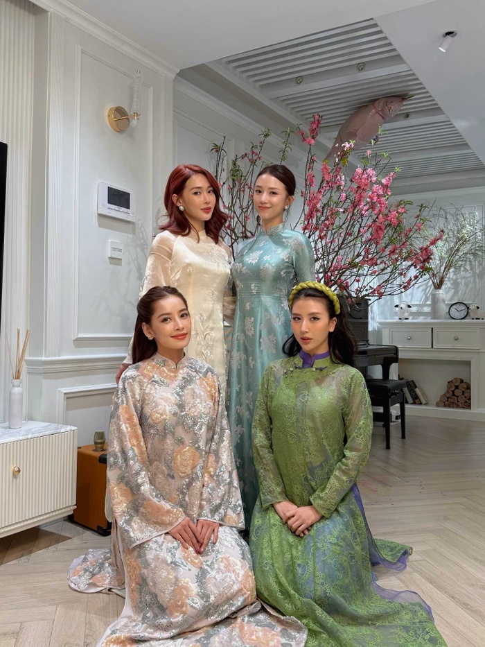 Dân mạng bất ngờ với màn tụ hội của Chi Pu 1 Dân mạng bất ngờ với màn tụ hội của Chi Pu - Quỳnh Anh Shyn và hội bạn thân