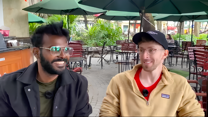 Dân mạng cười bò với 2 chàng Tây rủ nhau vào quán cà phê 'luyện' tiếng Việt- Ảnh 1.