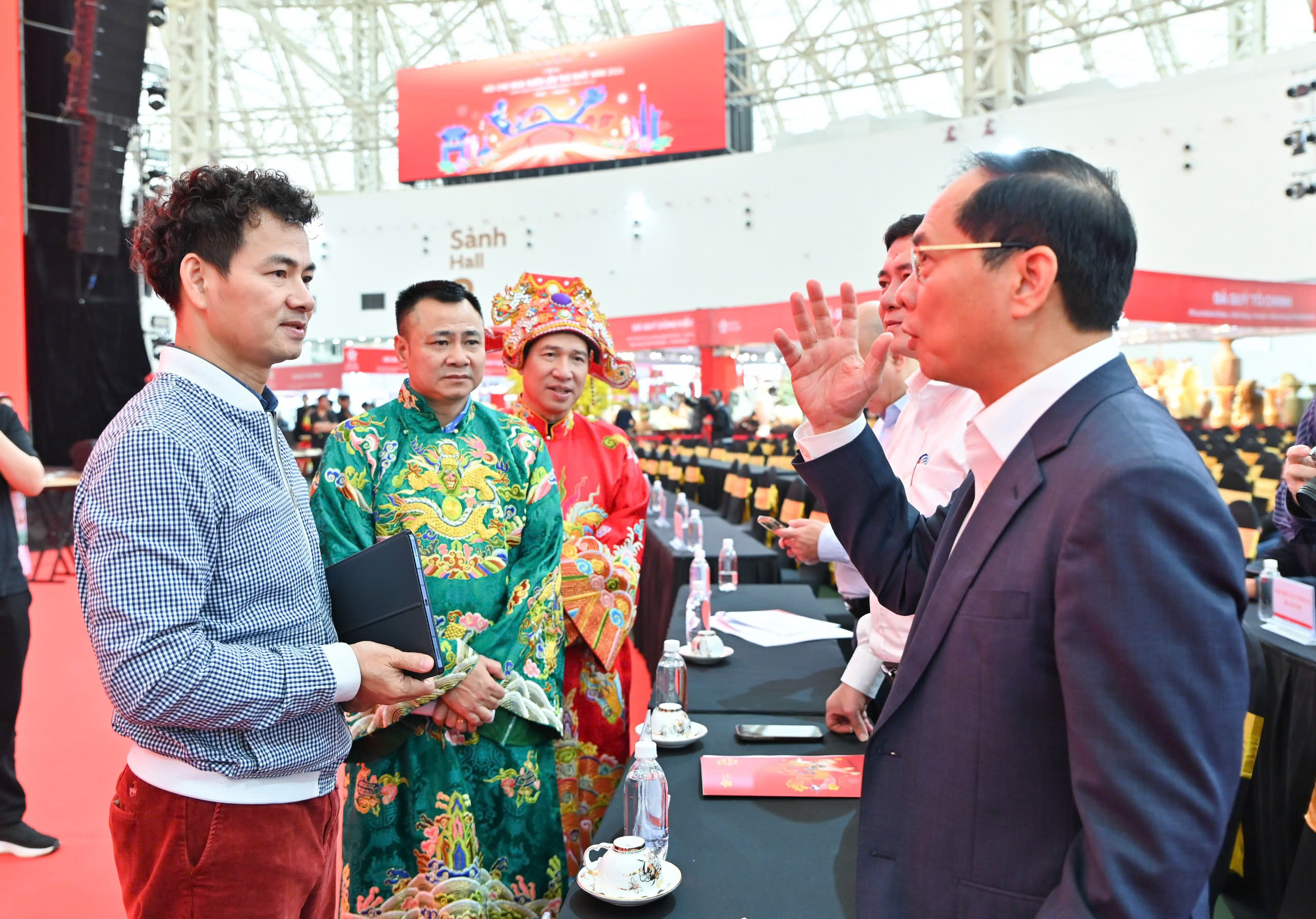 Dàn sao Táo quân Tự Long, Quang Thắng, Vân Dung đổ bộ Hội chợ Mùa Xuân - Ảnh 1.