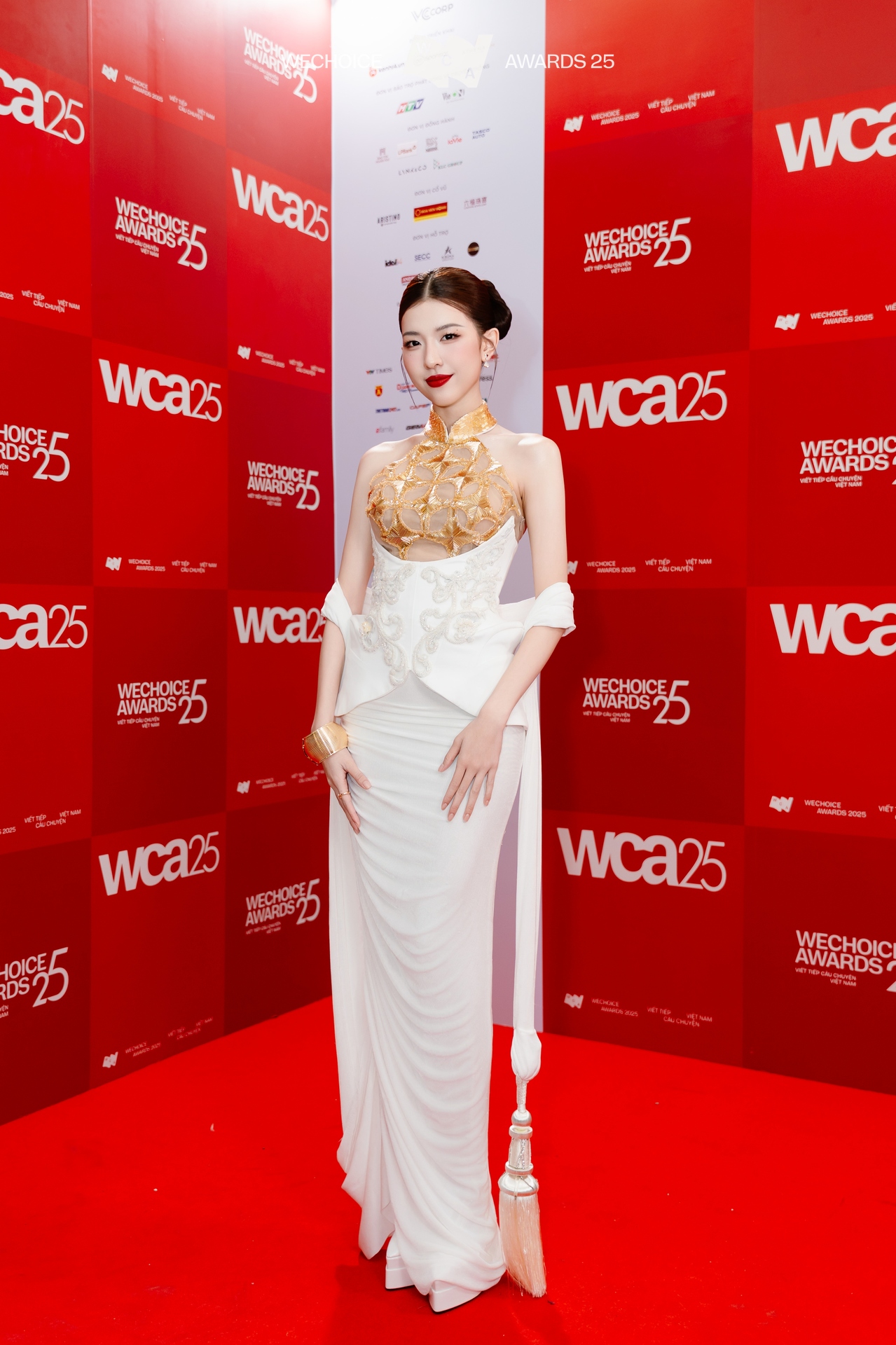 Tìm ra chủ nhân của outfit số 1 WeChoice 2025: Dàn sao nghĩ gì về đề bài mở, dresscode không màu sắc đầy 