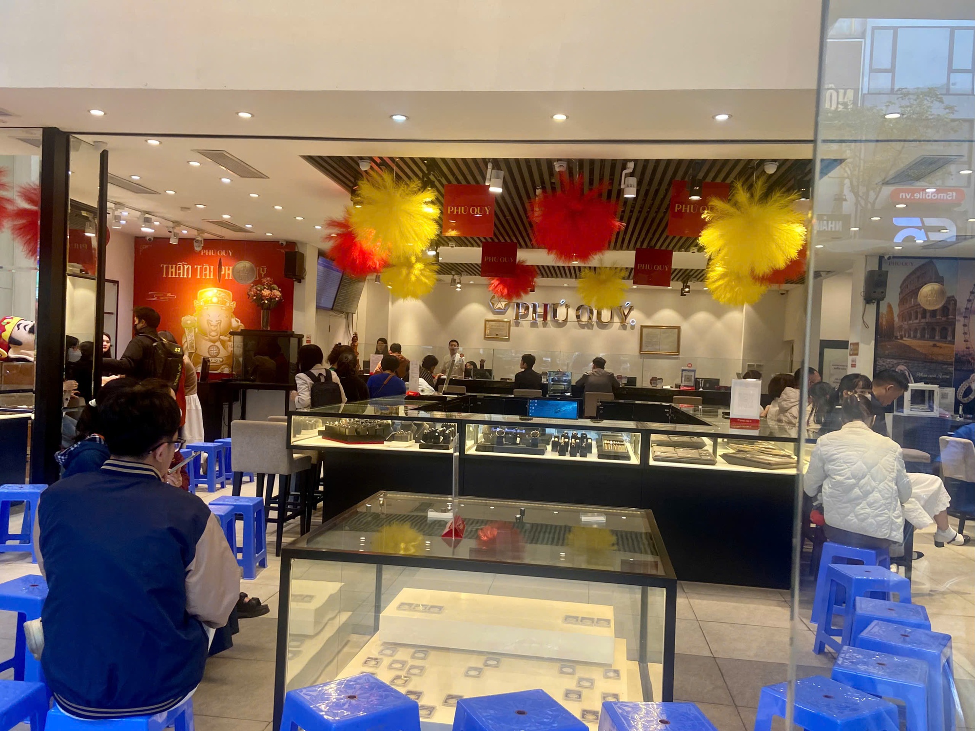 Người mua vàng hôm qua lỗ 1,3 triệu: Dân văn phòng hôm nay tranh thủ đi mua lúc vắng, 20 phút xong việc!- Ảnh 1.