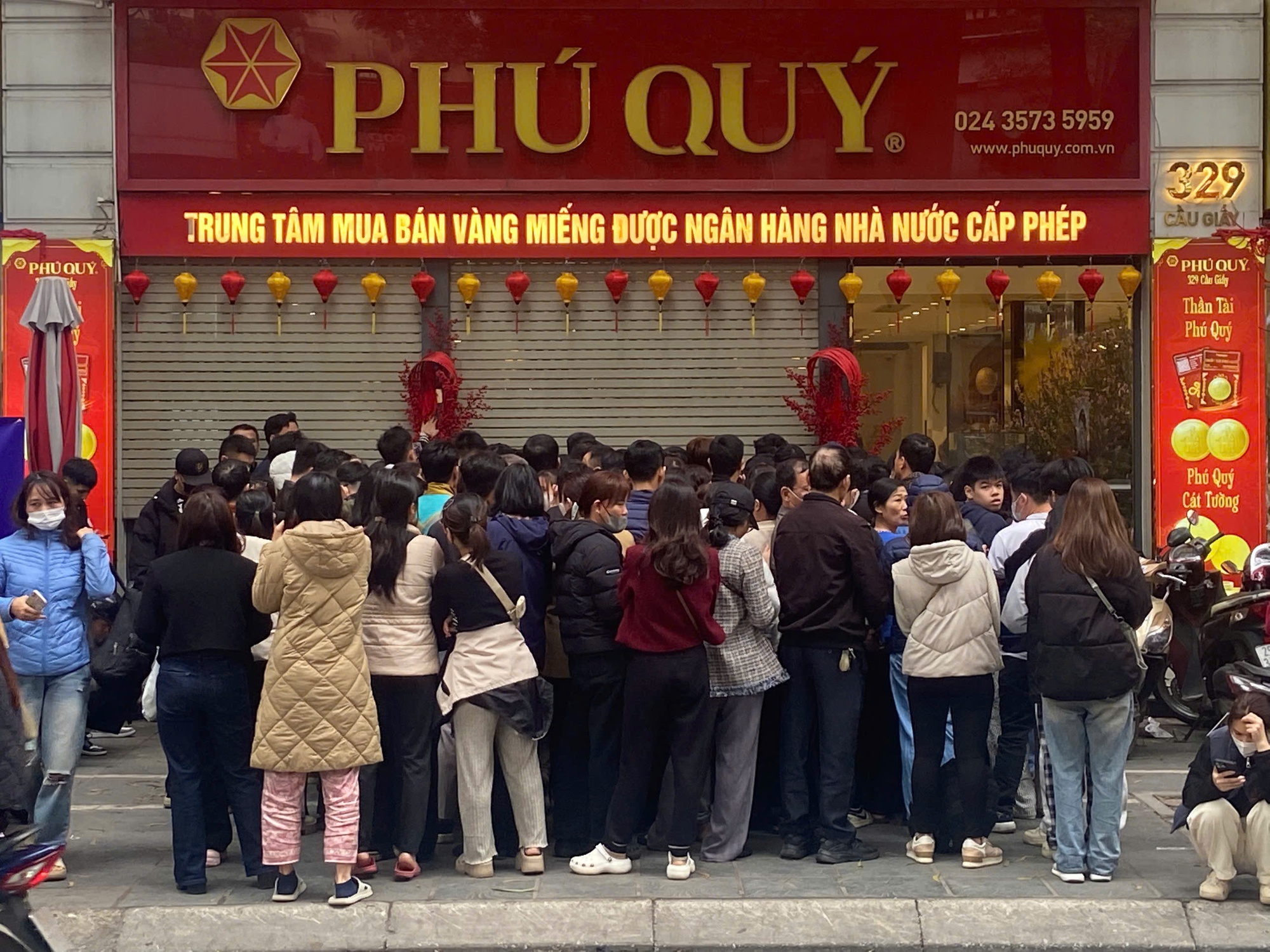 Tiệm vàng hôm nay: Dân văn phòng xin nghỉ Tết sớm đi mua vàng, xếp hàng từ sáng, xác định phải đợi đến chiều- Ảnh 1.