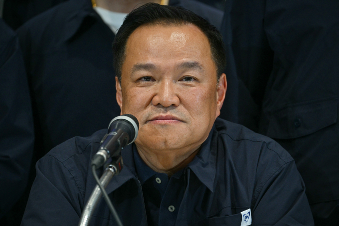 Thủ tướng Thái Lan kiêm lãnh đạo đảng Bhumjaithai Anutin Charnvirakul họp báo tại trụ sở đảng ở Bangkok ngày 8/2. Ảnh: AFP