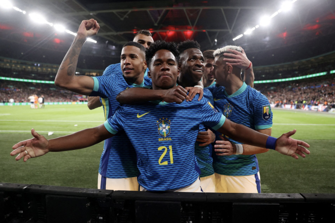 Endrick (số 21) ăn mừng sau khi ghi bàn trong trận giao hữu giữa Brazil và Anh ngày 23/3/2024 trên sân Wembley, London, Anh. Ảnh: Reuters