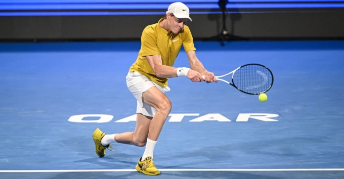 Sinner đánh trái tay ở tứ kết Qatar Mở rộng, trên sân Trung tâm tại Doha, Qatar hôm 18/2. Ảnh: Reuters