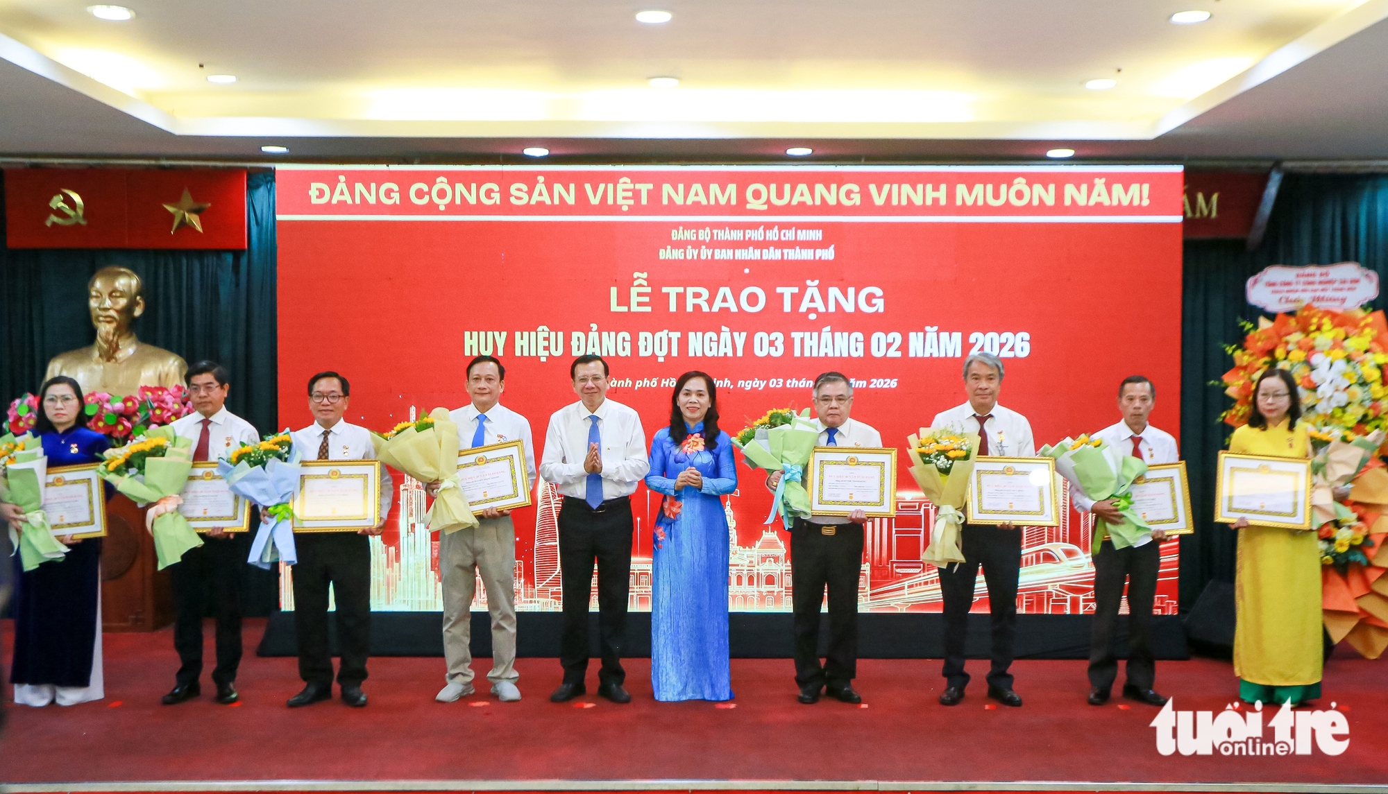 Đảng ủy UBND TP.HCM trao huy hiệu Đảng cho 45 đảng viên dịp 3-2 - Ảnh 1.