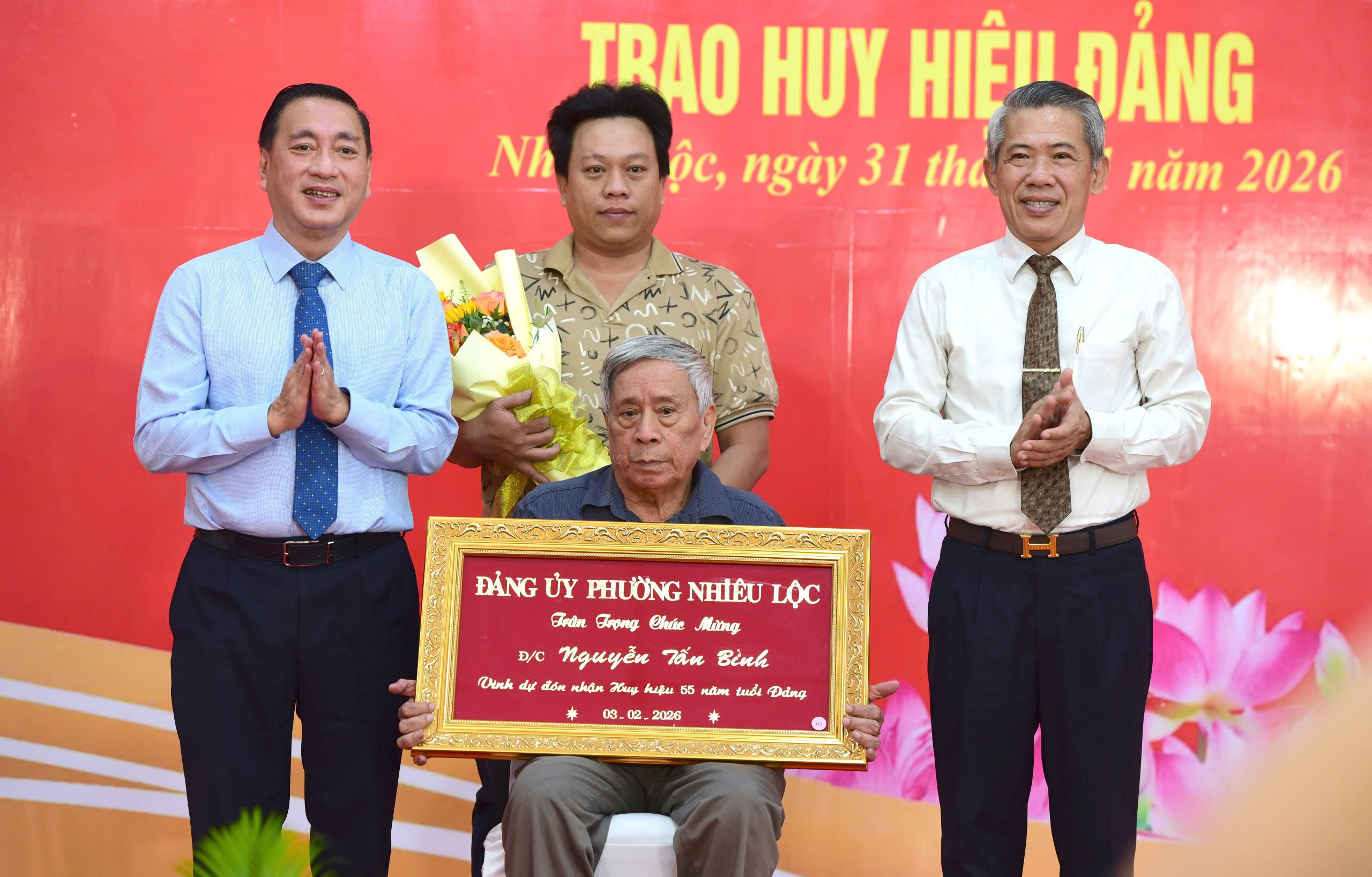 Đảng ủy UBND TP.HCM trao nhiều huy hiệu Đảng dịp 3-2 - Ảnh 2.